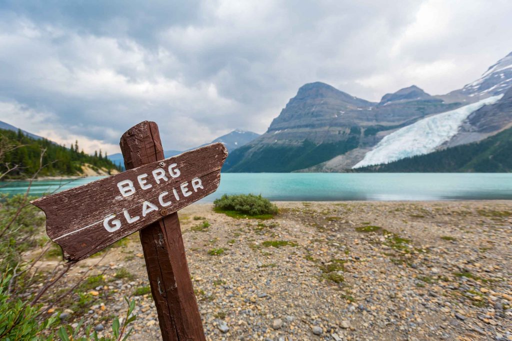 backpacking berg lake signpost